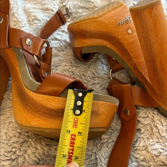 Gucci Leather Studded Accents T-Strap Sandals size 39 in EUC. - Picture 9 of 17